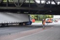 LKW blieb unter Bruecke haengen Koeln Ehrenfeld Innere Kanalstr Hornstr P334